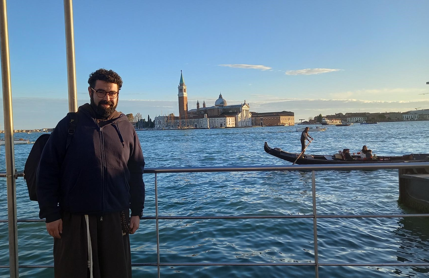Frate Davide Uziard fra le gondole di Venezia (foto di AlmaDelfino) (1)