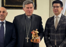 La Guida - Confartigianato Cuneo e Coldiretti Cuneo hanno consegnato una statuina per il presepe al vescovo di Cuneo-Fossano