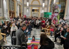 La Guida - Cuneo, tanti cristiani e musulmani hanno pregato insieme alla stazione ferroviaria (foto)