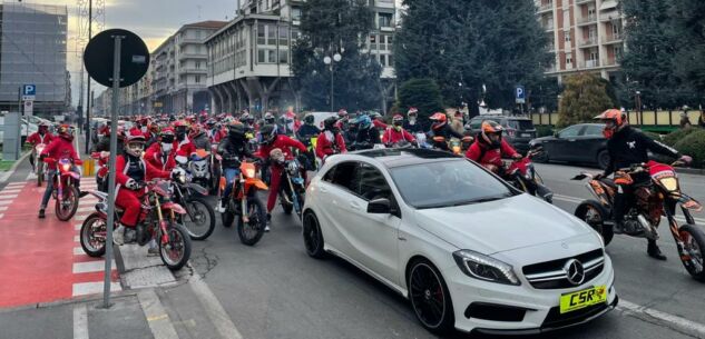 La Guida - Cuneo, la sfilata dei Babbi Natale in moto