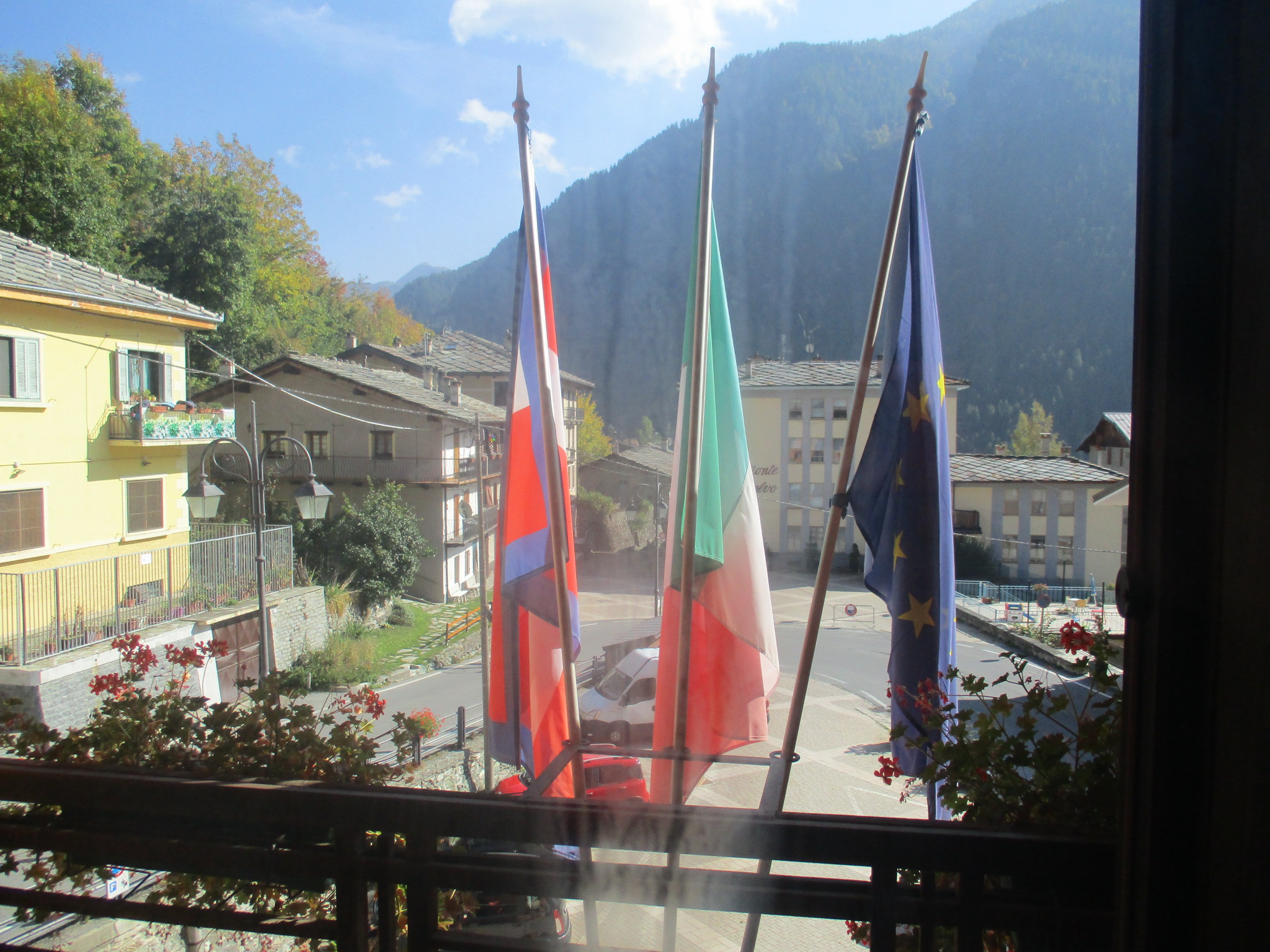 Nel municipio di Casteldelfino nastro adesivo alle finestre e temperature basse