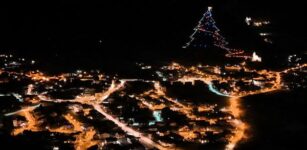 La Guida - Bernezzo, più di 300 fiaccole hanno illuminato l’albero in collina