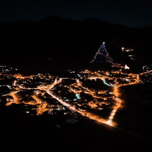 Bernezzo, più di 300 fiaccole hanno illuminato l’albero in collina