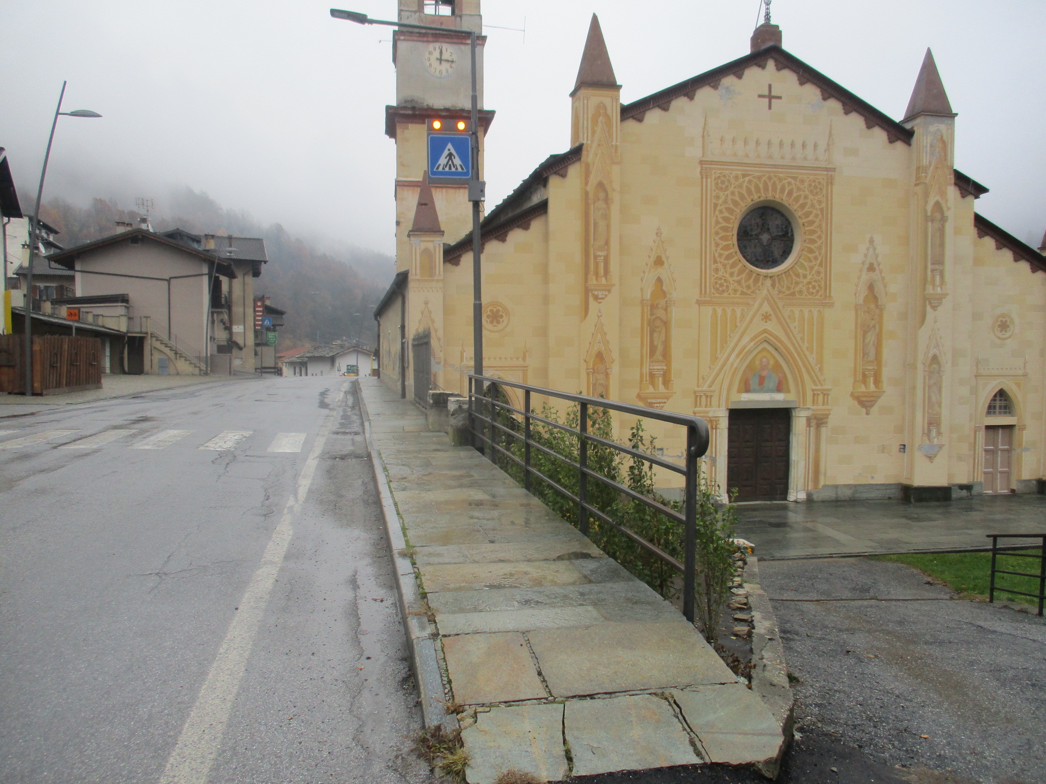Frassino - Il marciapiede ultimato della parrocchiale