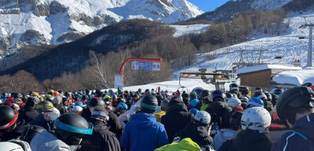 La Guida - Cinquemila sciatori mandano in tilt la Riserva Bianca