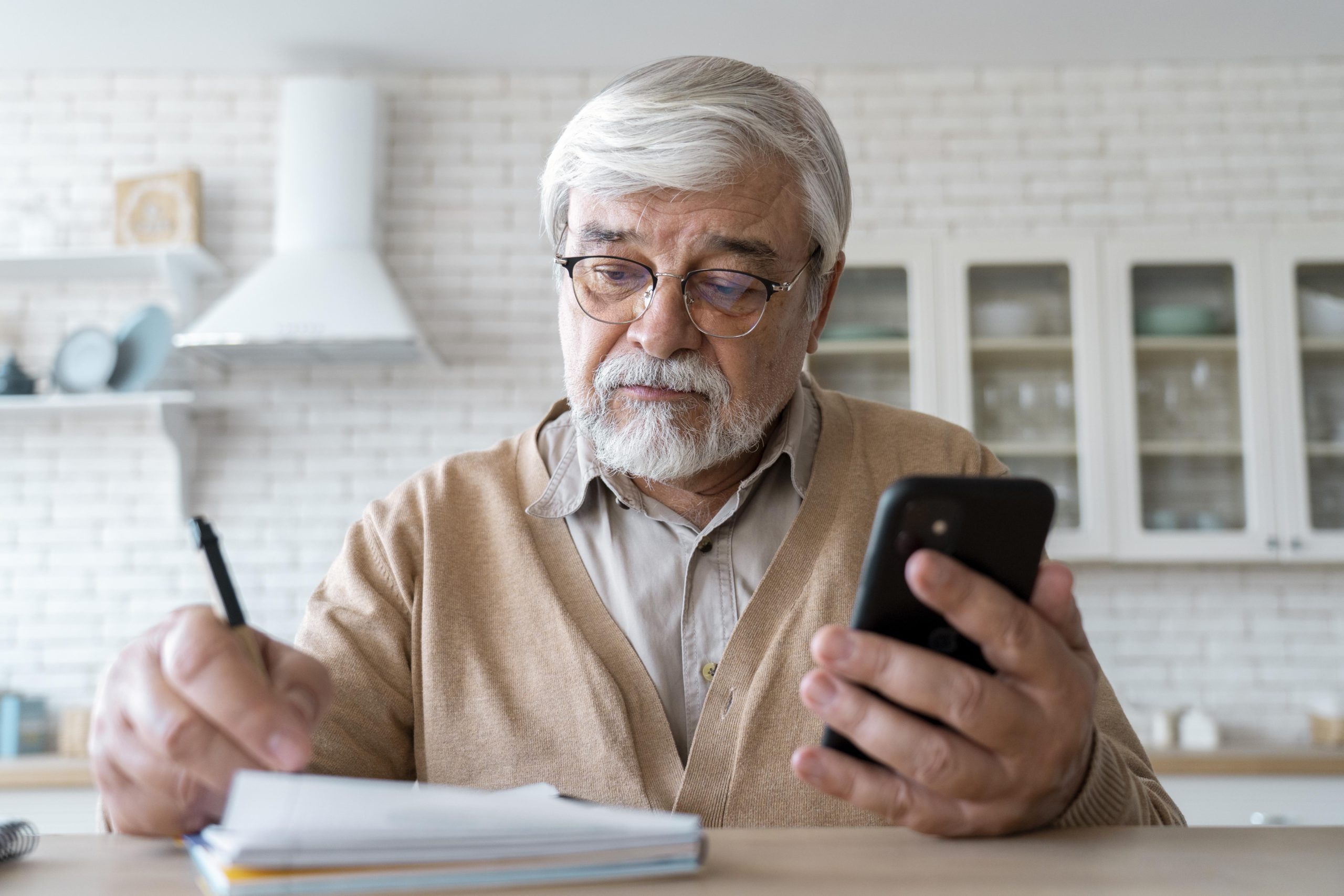anziano con lo smartphone