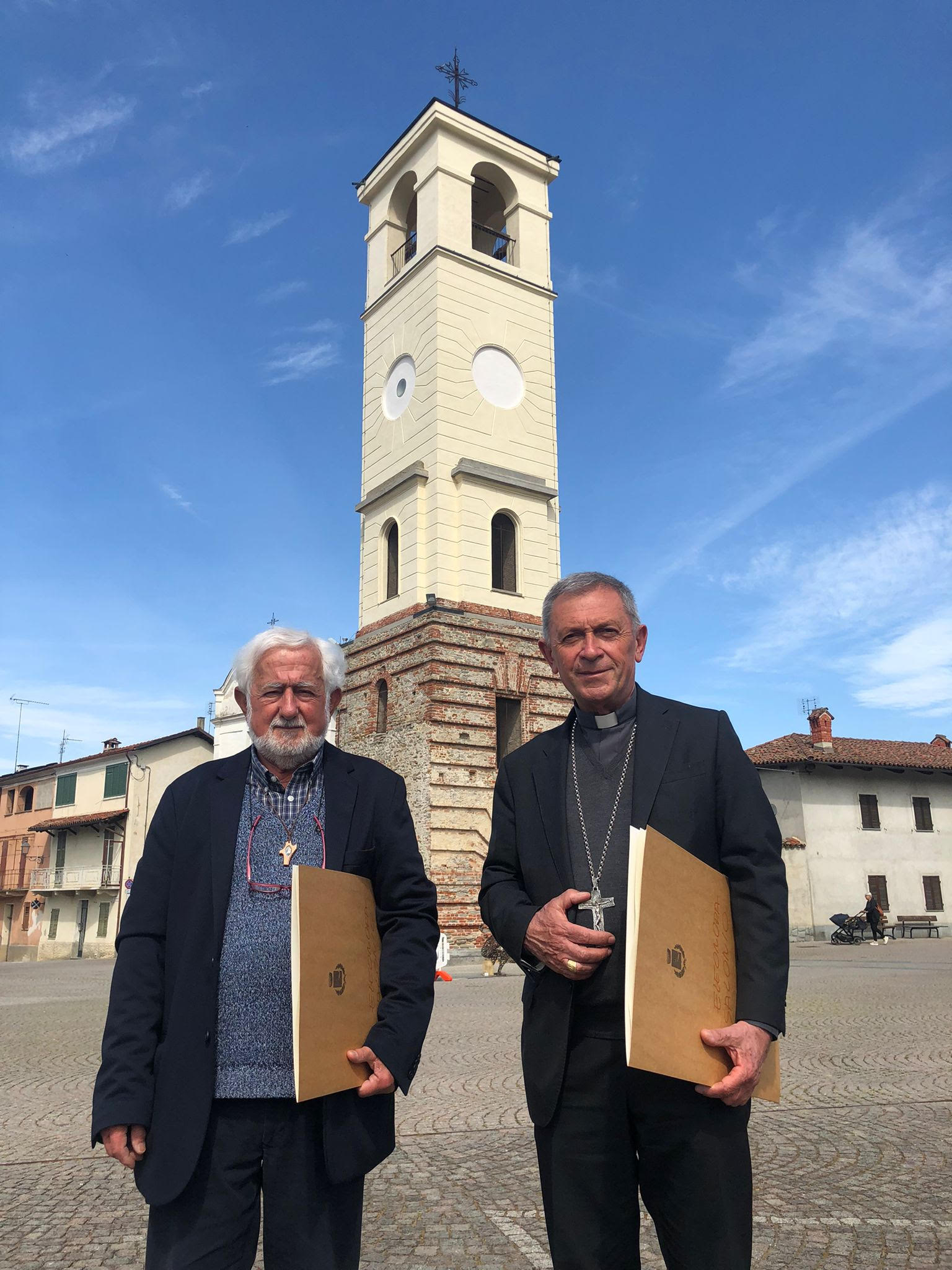 Don Armando a sinistra e il vescovo di Mondovì in visita alla Casa di Riposo di Farigliano