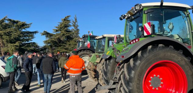 La Guida - La protesta degli agricoltori, 250 trattori in attesa di sfilare (video)