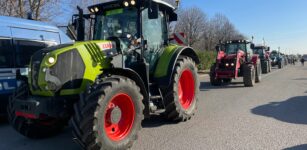 La Guida - “L’agricoltura sta morendo”, il corteo dei trattori a Cuneo (video)