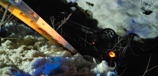 La Guida - Auto con a bordo tre persone esce di strada e finisce in un canale