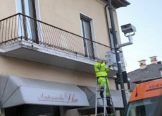 La Guida - Caraglio, viene montato il sistema di rilevazione del rosso all’incrocio di via Cesare Battisti