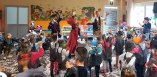 Le maschere di Busca incontrano bambini e anziani La Guida - Le maschere di Busca incontrano bambini e anziani