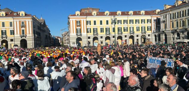 La Guida - Una folla di migliaia di persone nel centro di Cuneo per il Carnevale (foto)