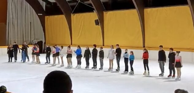 La Guida - A Pradleves lo spettacolo di pattinaggio sul ghiaccio (video)