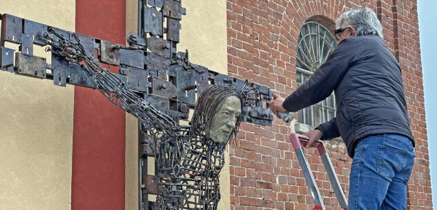 La Guida - “Io sono la chiave”, a San Sebastiano di Fossano il crocifisso di Franco Alessandria