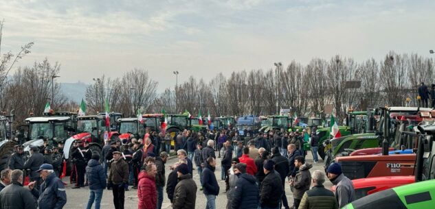 La Guida - La protesta dei trattori ad Alba con oltre 200 partecipanti dalle Langhe e dal Roero