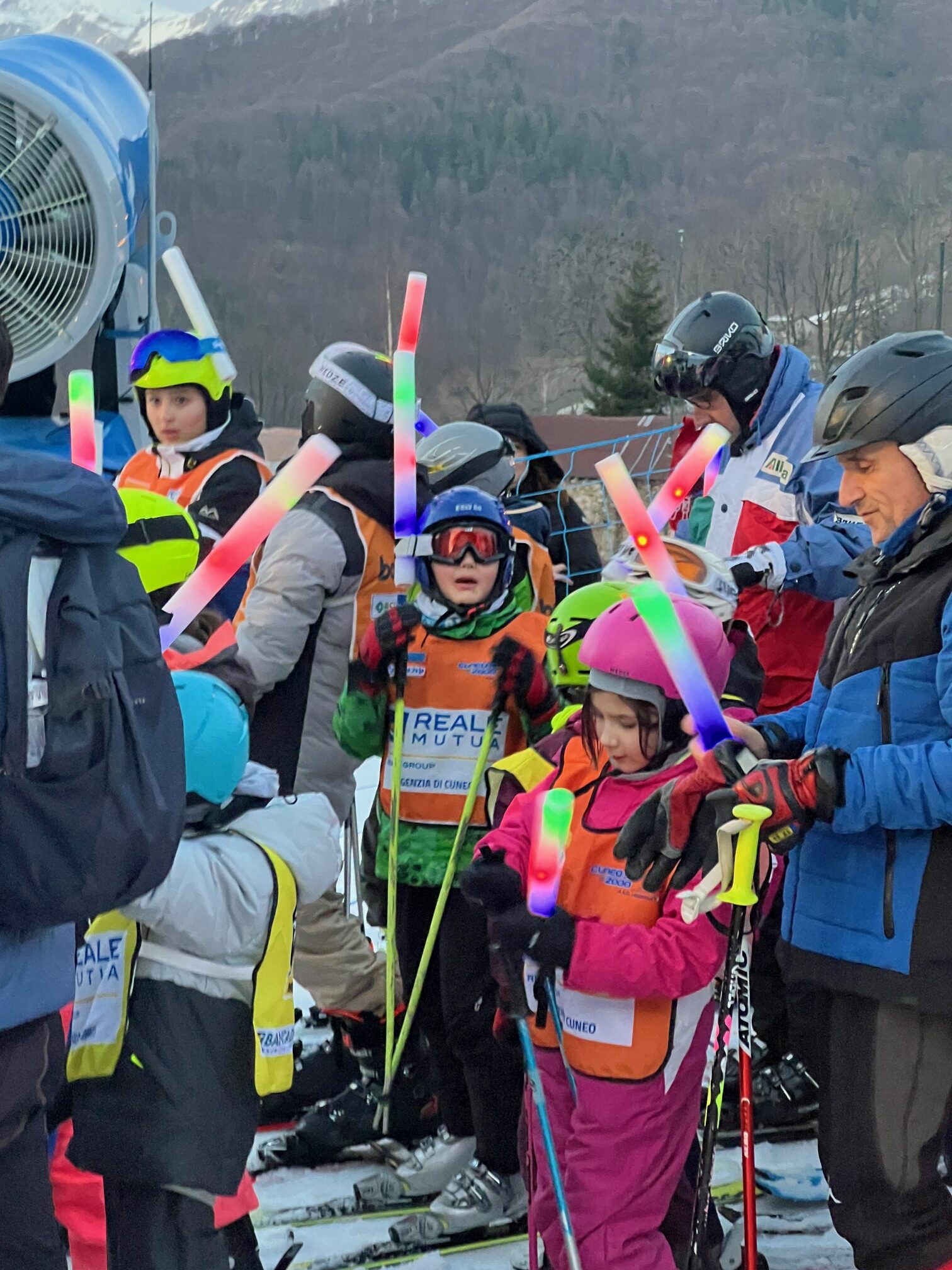 La fiaccolata di oltre duecento bambini sulle piste del Morel a Limone (video)