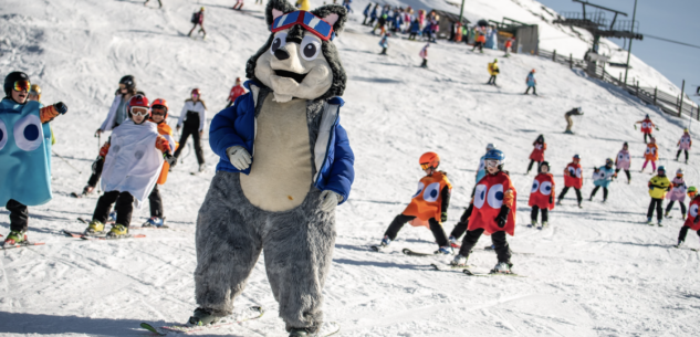 La Guida - Carnevale sugli sci a Prato Nevoso con seicento bambini mascherati (foto)