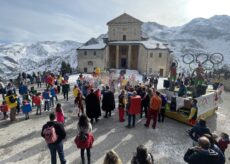 La Guida - Valle Grana, il carnevale festeggiato a 1760 metri (foto e video)