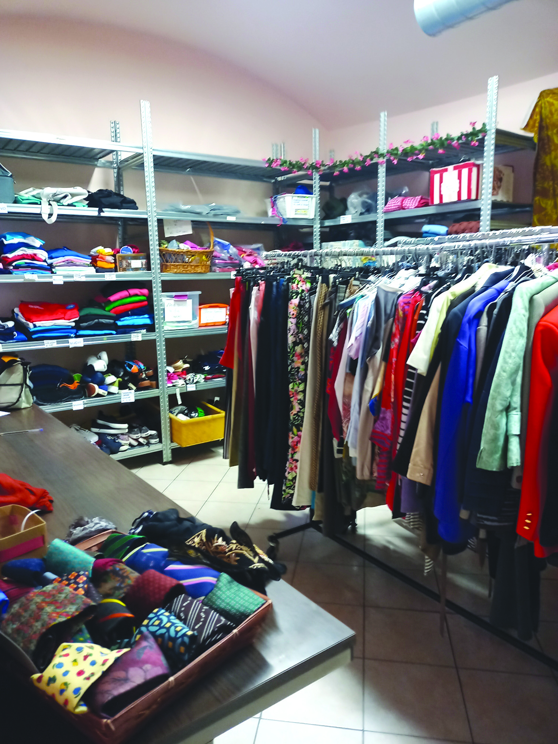 Mercatino solidale del riuso al Centro vestiario di San Vincenzo e Caritas