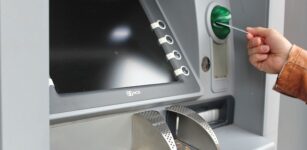Minacciato con un coltello nella sua auto dopo aver prelevato soldi al bancomat La Guida - Minacciato con un coltello nella sua auto dopo aver prelevato soldi al bancomat