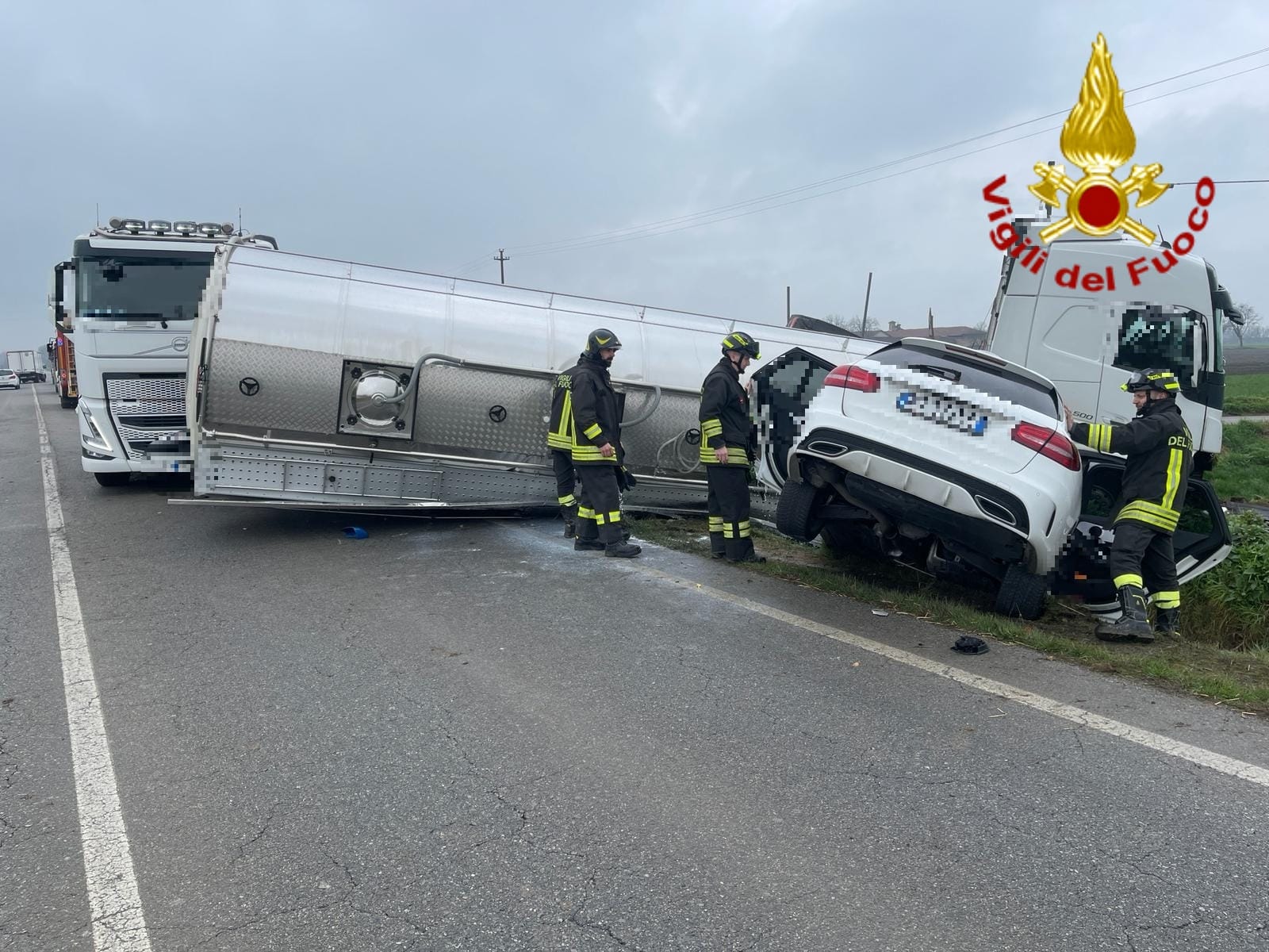 Tre feriti nello scontro tra un autoarticolato e un’auto