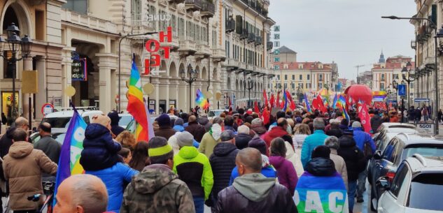 La Guida - A Cuneo un corteo per chiedere di cessare il fuoco (video)