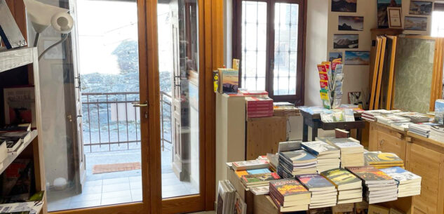 La Guida - Casteldelfino, nuova porta di legno e vetro per la ‘Libreria di montagna’