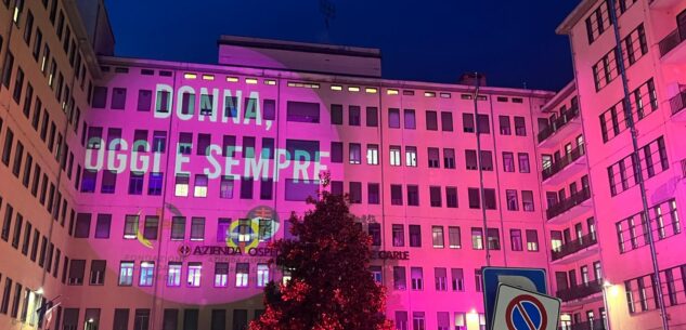 La Guida - La facciata dell’ospedale Santa Croce si illumina di rosa