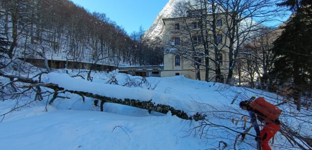 La Guida - Valanghe, alberi caduti e un metro di neve alle Terme di Valdieri