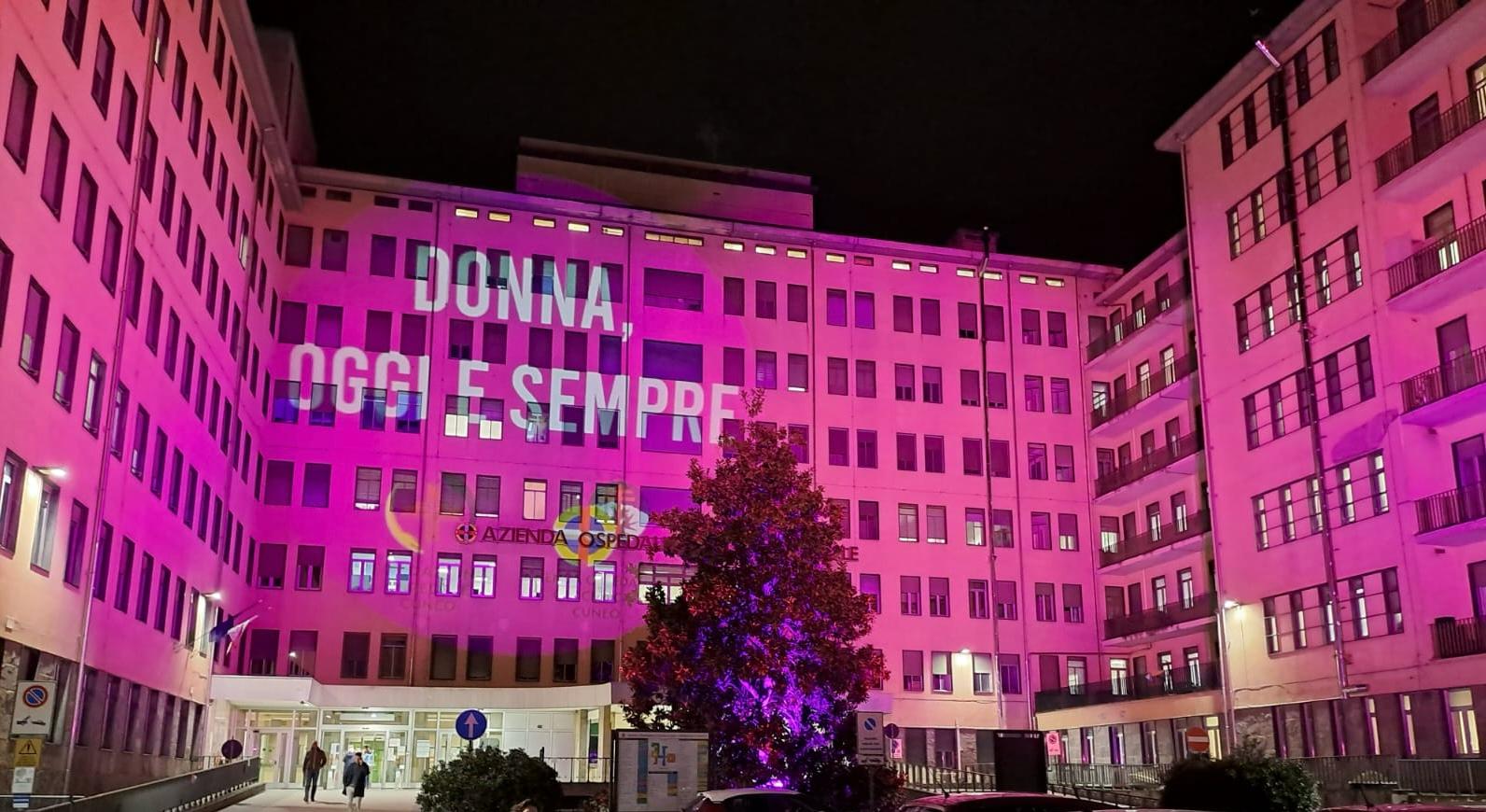 Ospedale illuminato di rosa