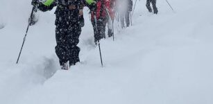 Valanga travolge 15 persone a Strepeis (valle Stura): due sepolti, ma estratti illesi dai compagni La Guida - Valanga travolge 15 persone a Strepeis (valle Stura): due sepolti, ma estratti illesi dai compagni
