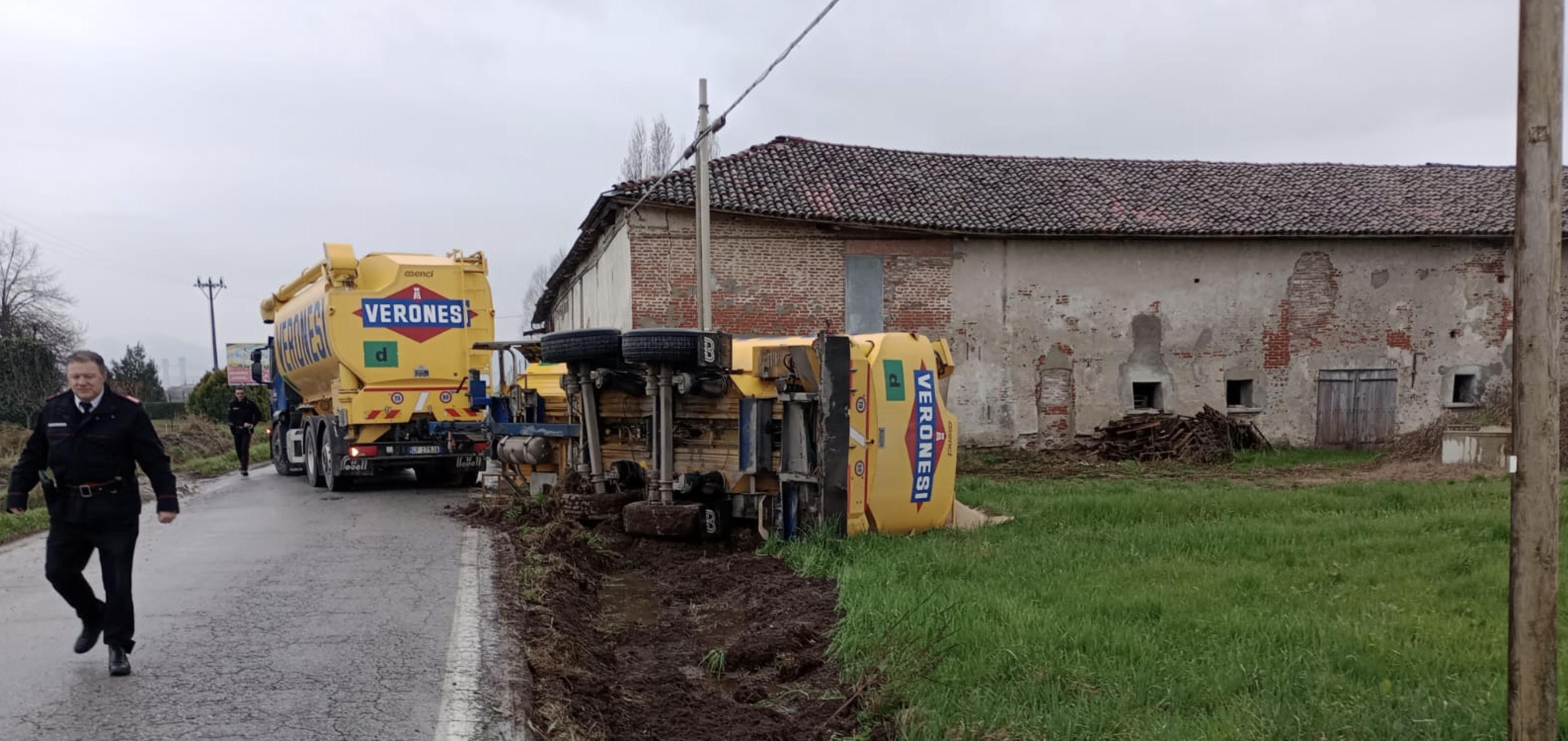 Rimorchio di un autotreno si ribalta sulla provinciale 43