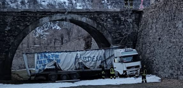 La Guida - Camion rimorchio esce di strada e cade dal ponte a Vinadio