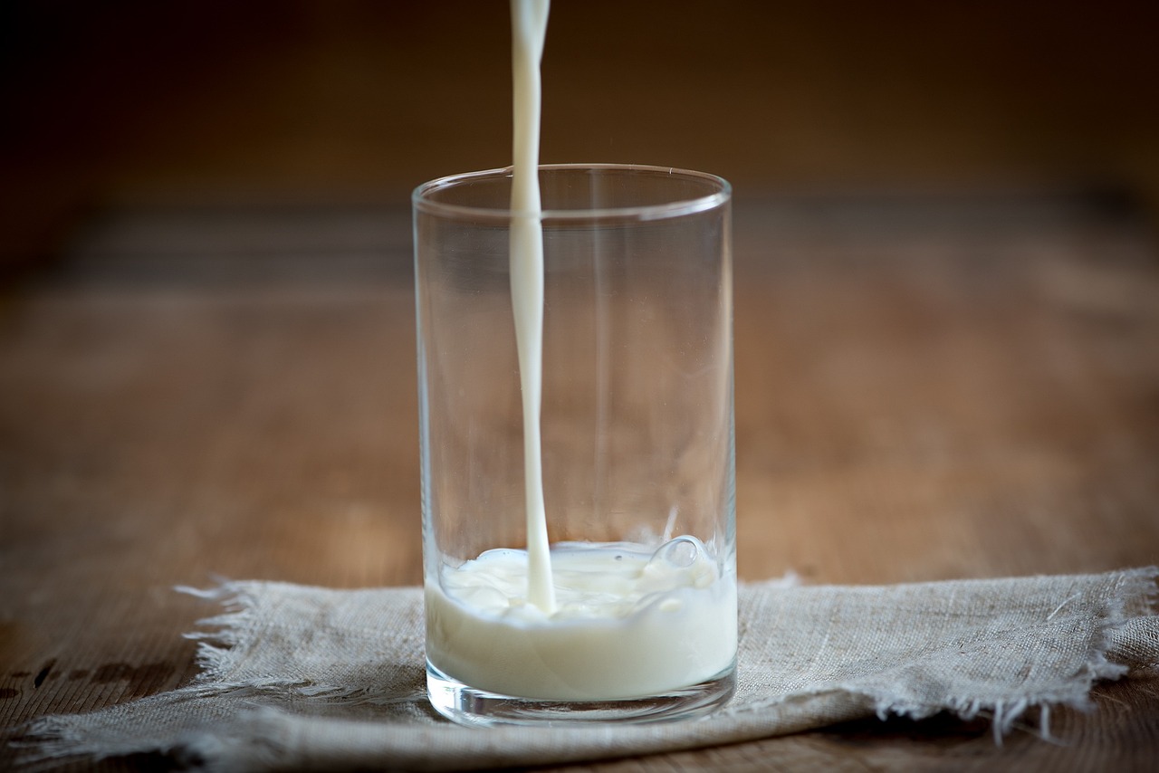 bicchiere di latte (foto Pixabay)