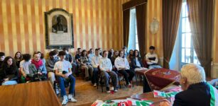 I diciottenni peveragnesi hanno ricevuto la Costituzione La Guida - I diciottenni peveragnesi hanno ricevuto la Costituzione