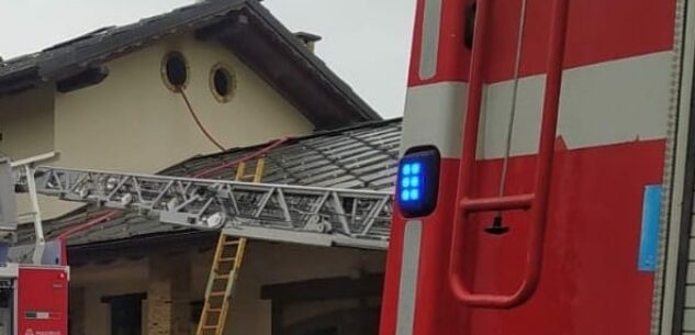 La Guida - A fuoco il tetto di un’abitazione