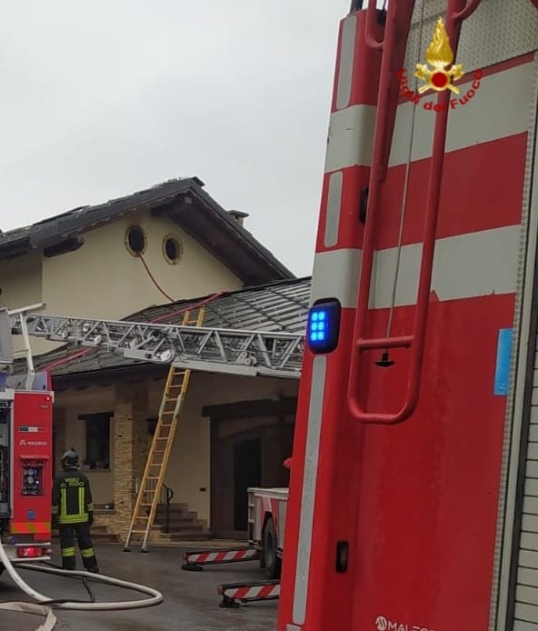 A fuoco il tetto di un’abitazione