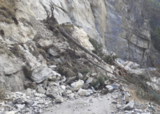 La Guida - Consistente distacco di materiale roccioso sulla strada provinciale del Vallone di Elva