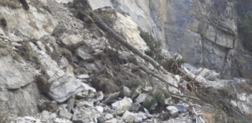 La Guida - Consistente distacco di materiale roccioso sulla strada provinciale del Vallone di Elva