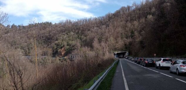 La Guida - Il flusso di auto per il ponte del 25 aprile causa rallentamenti del traffico vicino a Ceva
