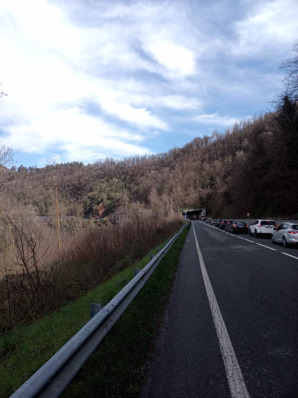 Il flusso di auto per il ponte del 25 aprile causa rallentamenti del traffico vicino a Ceva
