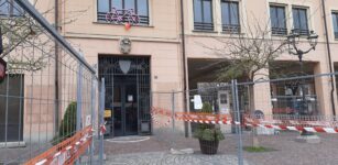 La Guida - Municipio di Boves, ingresso transennato per lavori sui serramenti