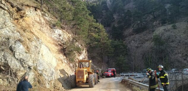 La Guida - Distacco di rocce sulla strada provinciale della valle Maira, viabilità ripristinata