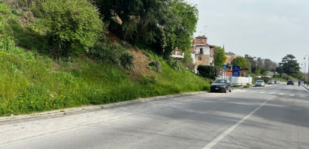 La Guida - Vandali a Cuneo: vetri e frammenti a terra in corso Marconi
