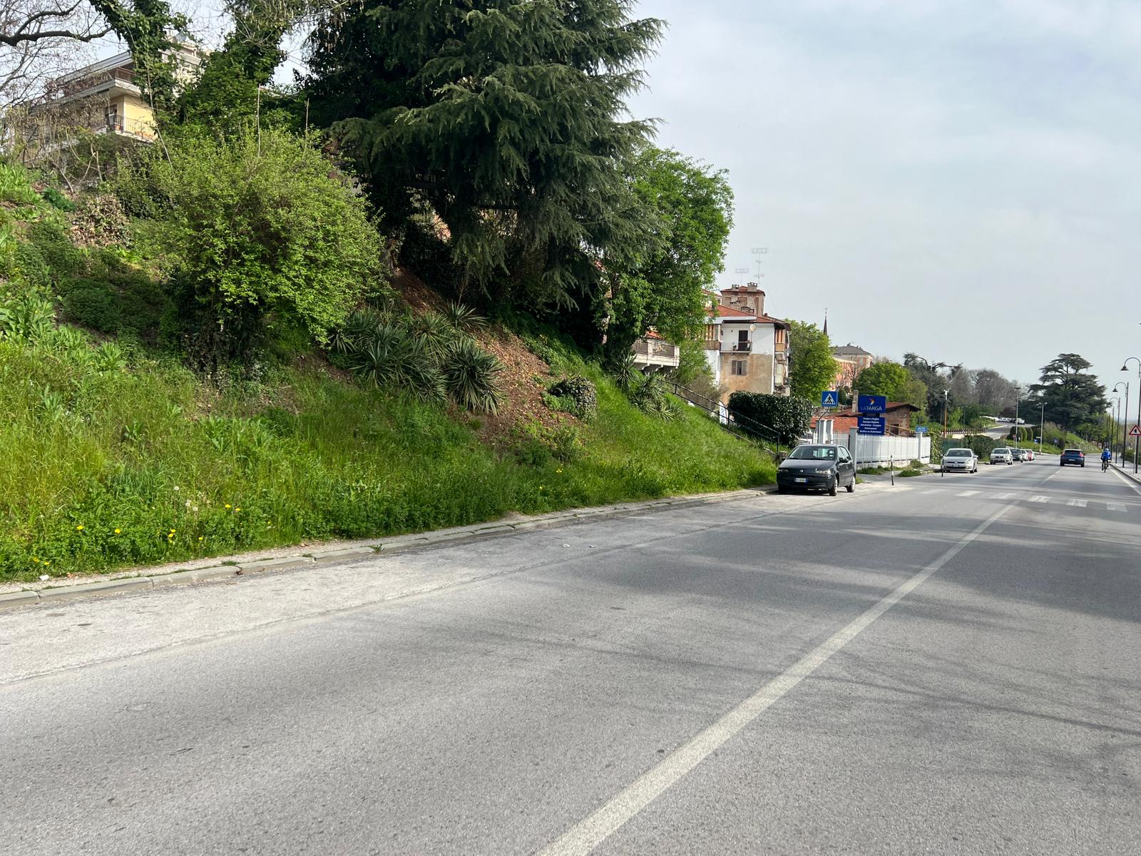Vandali a Cuneo: vetri e frammenti a terra in corso Marconi
