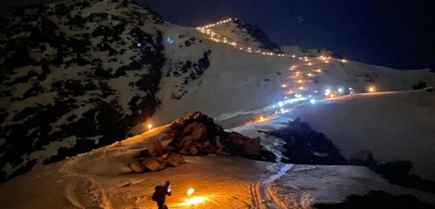 La Guida - La fiaccolata con gli sci in Bisalta seguita da centinaia di persone