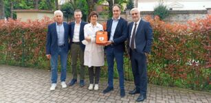 Defibrillatore in dono alla Casa Famiglia di Cuneo La Guida - Defibrillatore in dono alla Casa Famiglia di Cuneo