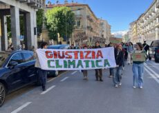 La Guida - Ragazzi in corteo a Cuneo per chiedere “giustizia climatica”