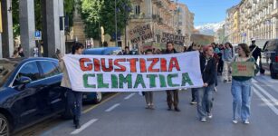 Ragazzi in corteo a Cuneo per chiedere “giustizia climatica” La Guida - Ragazzi in corteo a Cuneo per chiedere “giustizia climatica”